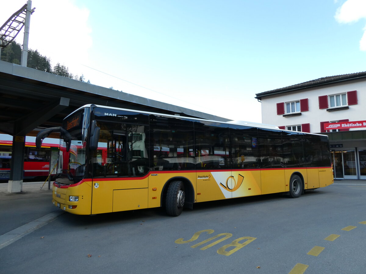(241'143) - PostAuto Graub�nden - GR 168'856 - MAN am 12. Oktober 2022 beim Bahnhof Klosters