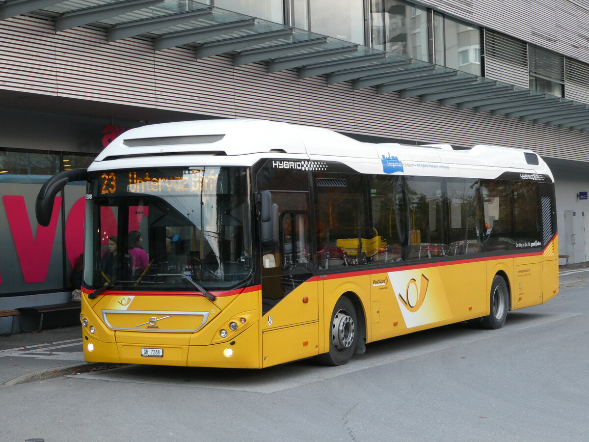(241'159) - D�nser, Trimmis - GR 7288 - Volvo am 12. Oktober 2022 beim Bahnhof Landquart