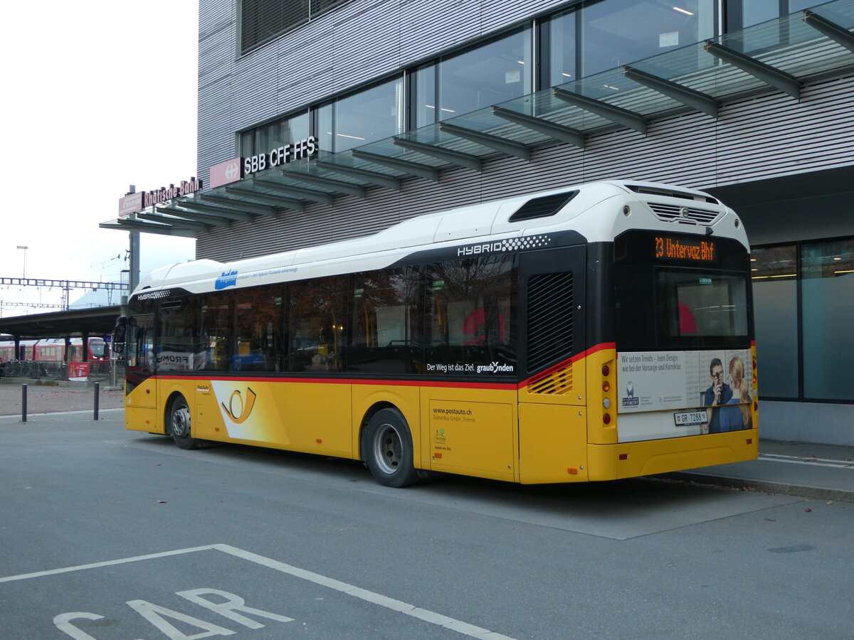 (241'160) - D�nser, Trimmis - GR 7288 - Volvo am 12. Oktober 2022 beim Bahnhof Landquart