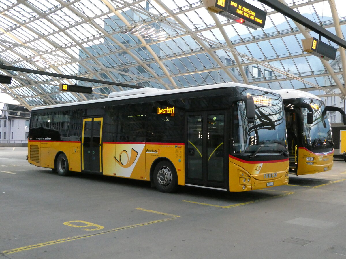(241'176) - PostAuto Graub�nden - GR 179'717 - Iveco am 12. Oktober 2022 in Chur, Postautostation