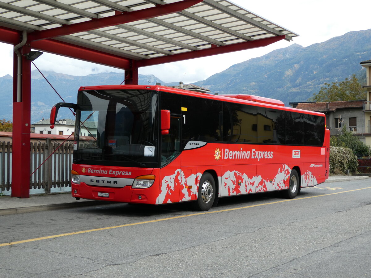 (241'225) - Aus der Schweiz: Autopostale, Croglio - TI 129'785 - Setra (ex PostAuto Graub�nden) am 13. Oktober 2022 beim Bahnhof Tirano