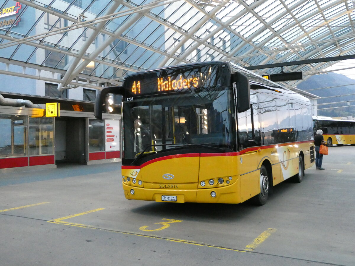 (241'246) - PostAuto Graub�nden - GR 81'323 - Solaris am 13. Oktober 2022 in Chur, Postautostation