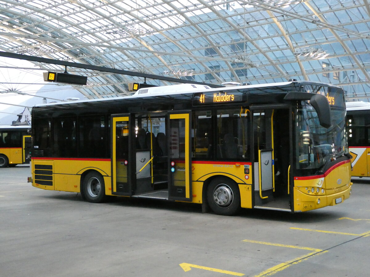 (241'247) - PostAuto Graub�nden - GR 81'323 - Solaris am 13. Oktober 2022 in Chur, Postautostation