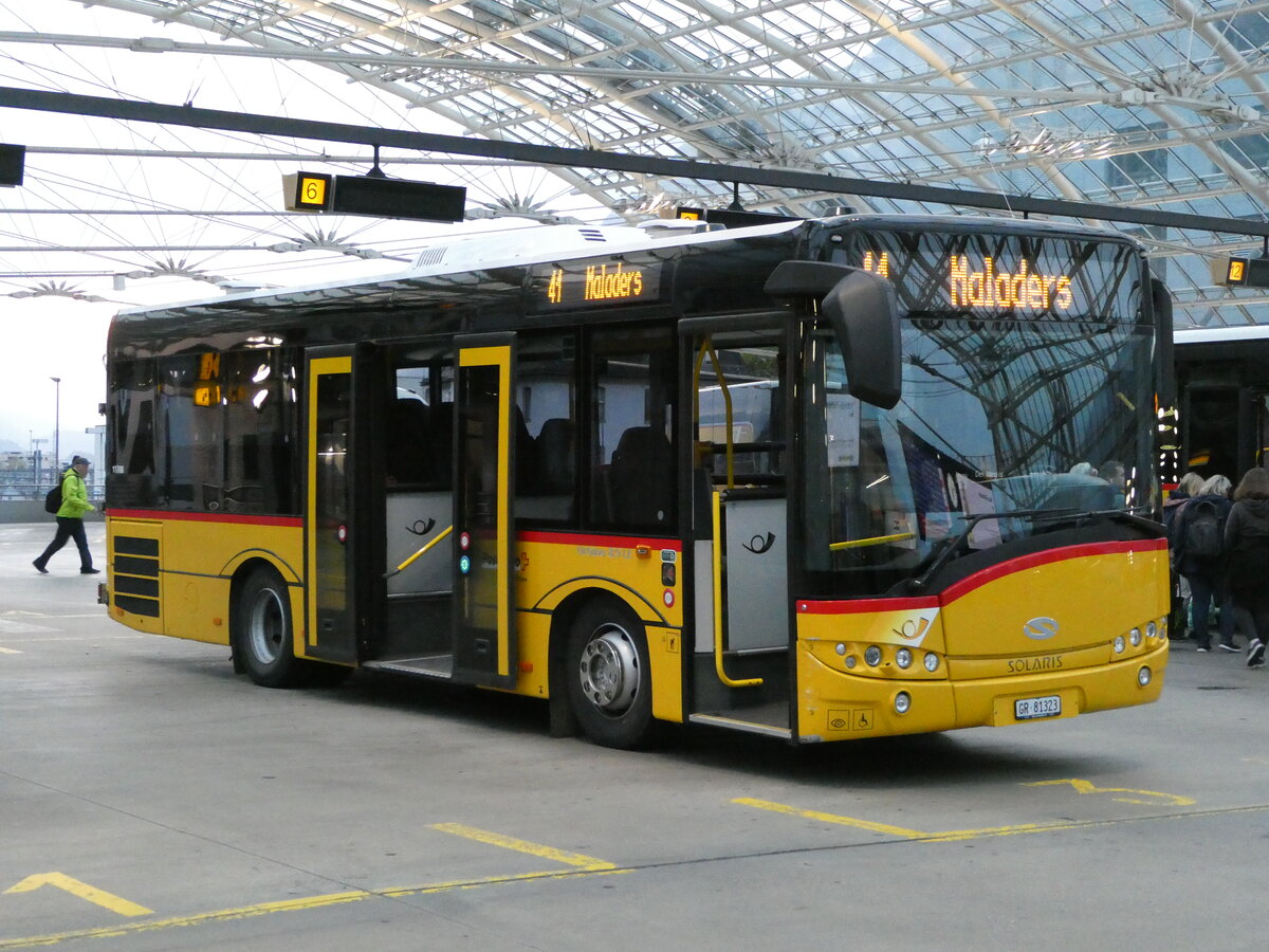 (241'248) - PostAuto Graub�nden - GR 81'323 - Solaris am 13. Oktober 2022 in Chur, Postautostation