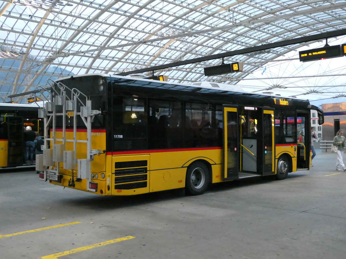 (241'249) - PostAuto Graub�nden - GR 81'323 - Solaris am 13. Oktober 2022 in Chur, Postautostation