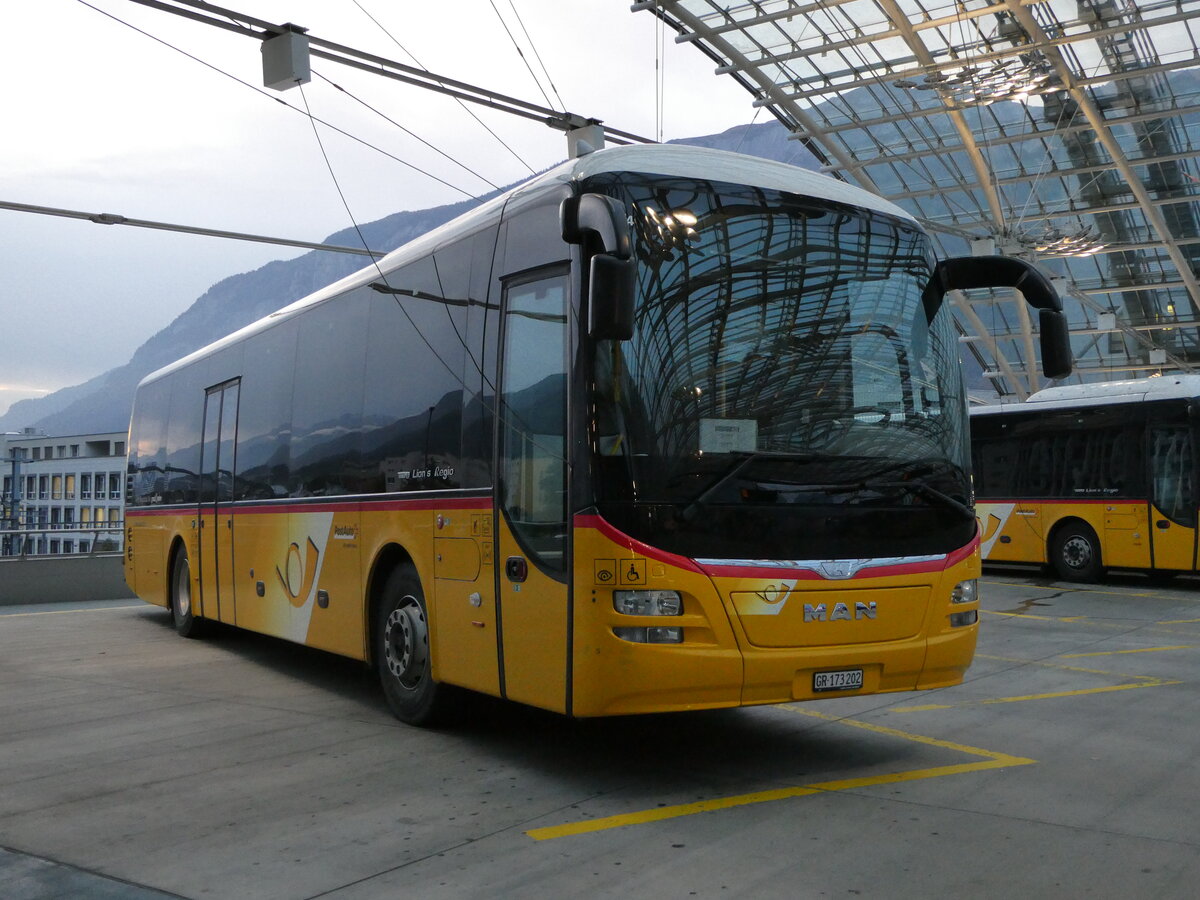 (241'250) - PostAuto Graub�nden - GR 173'202 - MAN am 13. Oktober 2022 in Chur, Postautostation