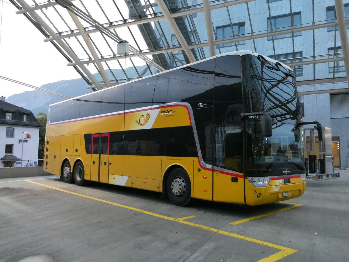 (241'251) - PostAuto Graub�nden - GR 170'401 - Van Hool am 13. Oktober 2022 in Chur, Postautostation