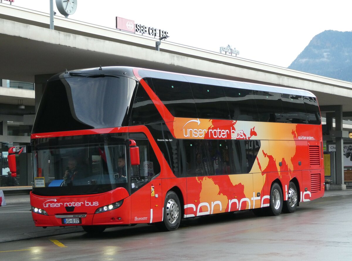 (241'273) - Aus Deutschland: Unser Roter Bus, Ueckerm�nde - VG-B 97 - Neoplan am 14. Oktober 2022 beim Bahnhof Chur