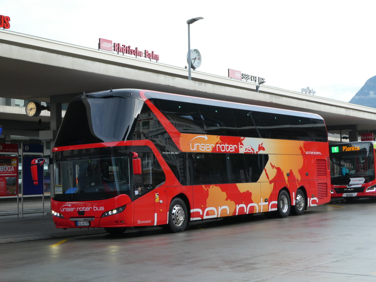 (241'274) - Aus Deutschland: Unser Roter Bus, Ueckerm�nde - VG-B 97 - Neoplan am 14. Oktober 2022 beim Bahnhof Chur