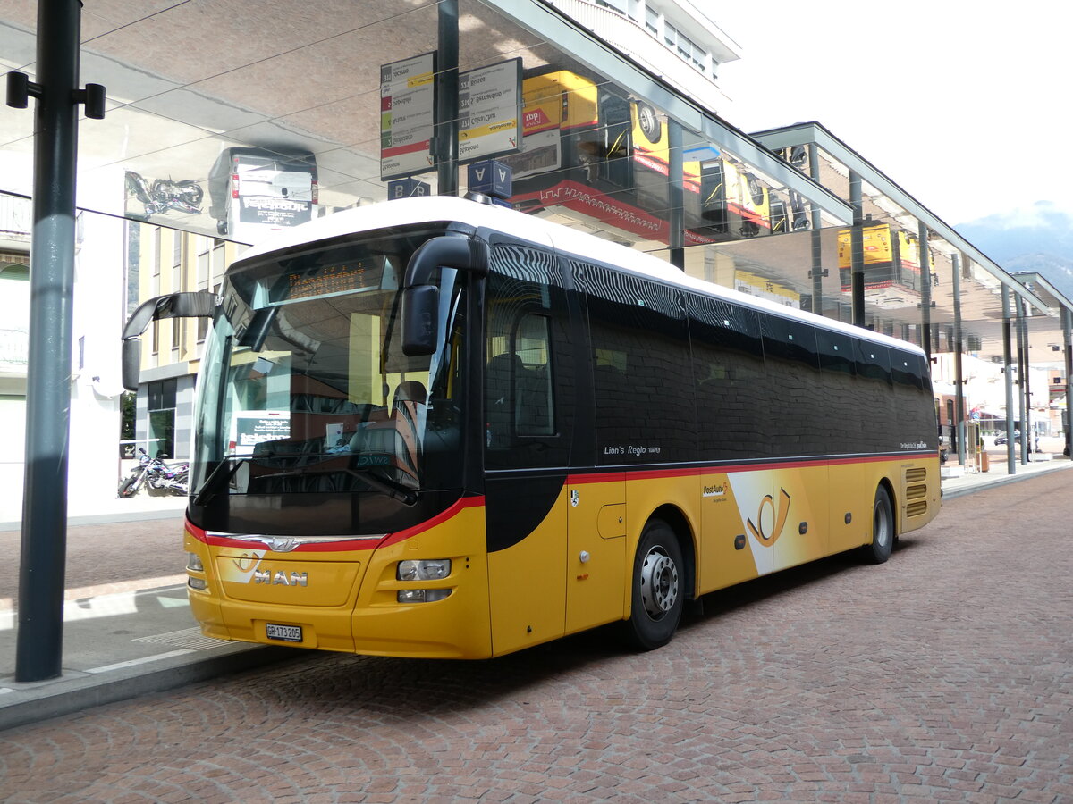 (241'297) - PostAuto Graub�nden - GR 173'205 - MAN am 14. Oktober 2022 beim Bahnhof Bellinzona