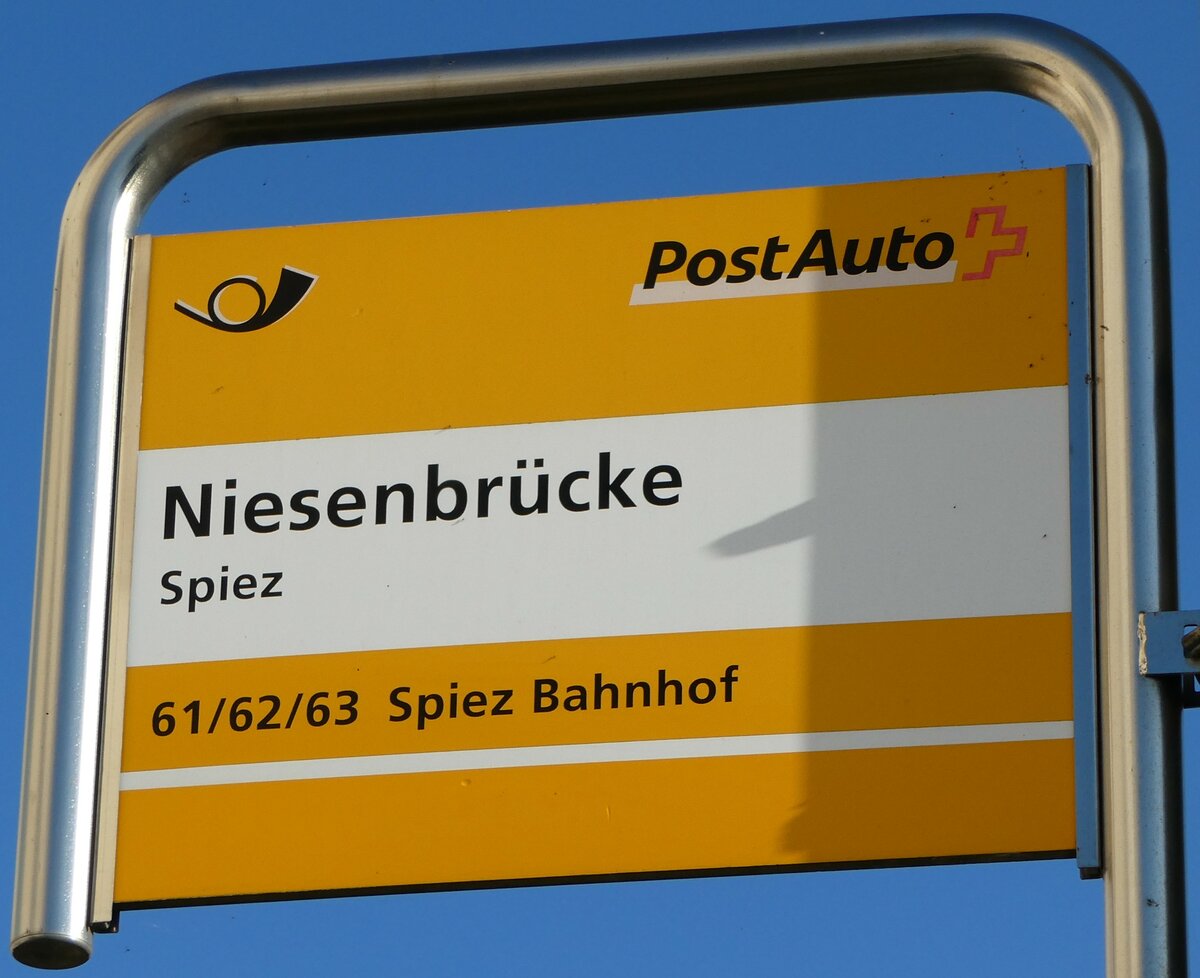 (241'572) - PostAuto-Haltestellenschild - Spiez, Niesenbr�cke - am 18. Oktober 2022
