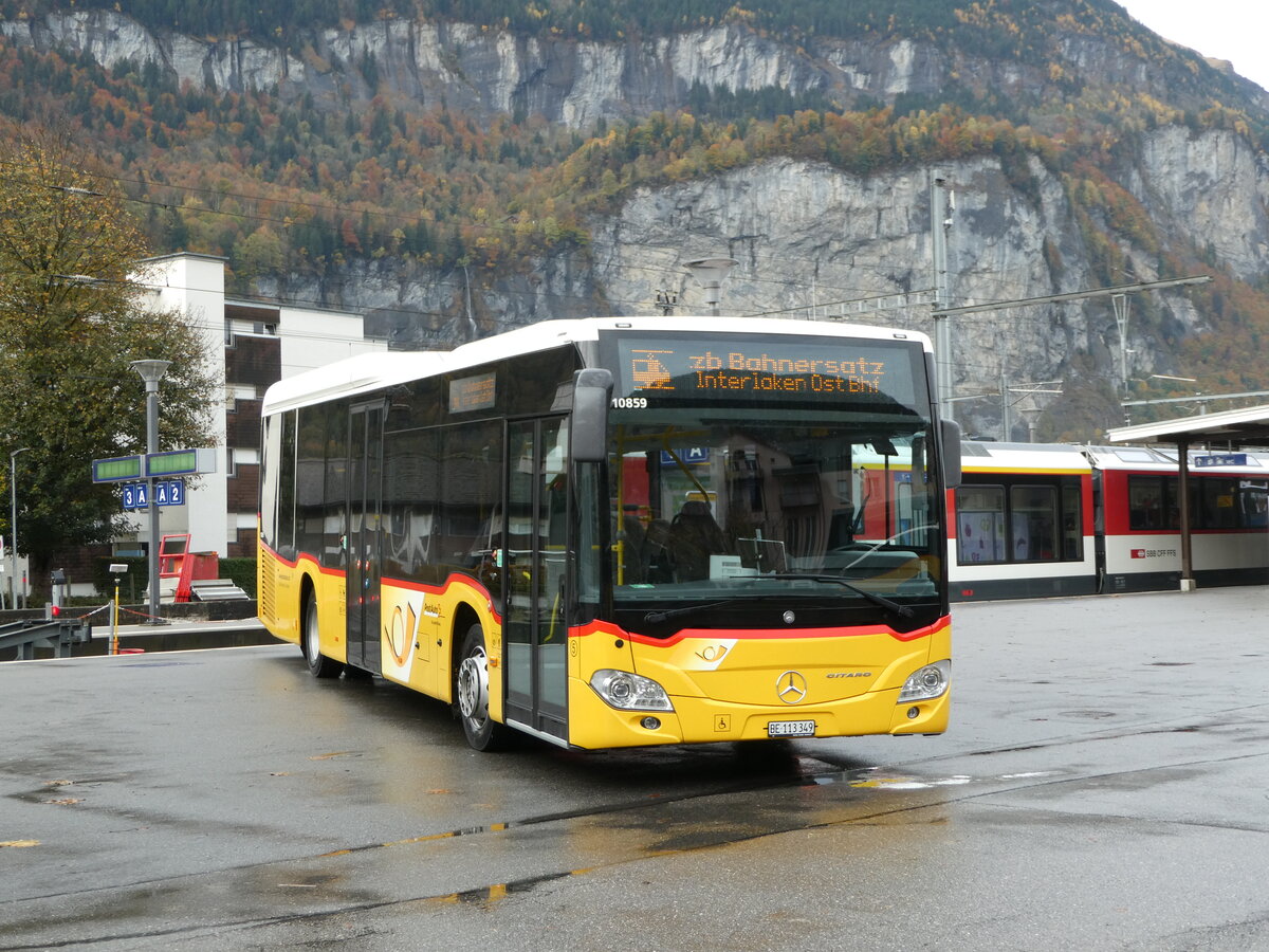 (241'691) - Fl�ck, Brienz - Nr. 5/BE 113'349 - Mercedes am 22. Oktober 2022 beim Bahnhof Meiringen