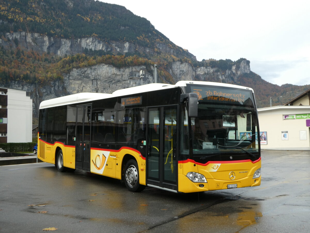 (241'692) - Fl�ck, Brienz - Nr. 5/BE 113'349 - Mercedes am 22. Oktober 2022 beim Bahnhof Meiringen
