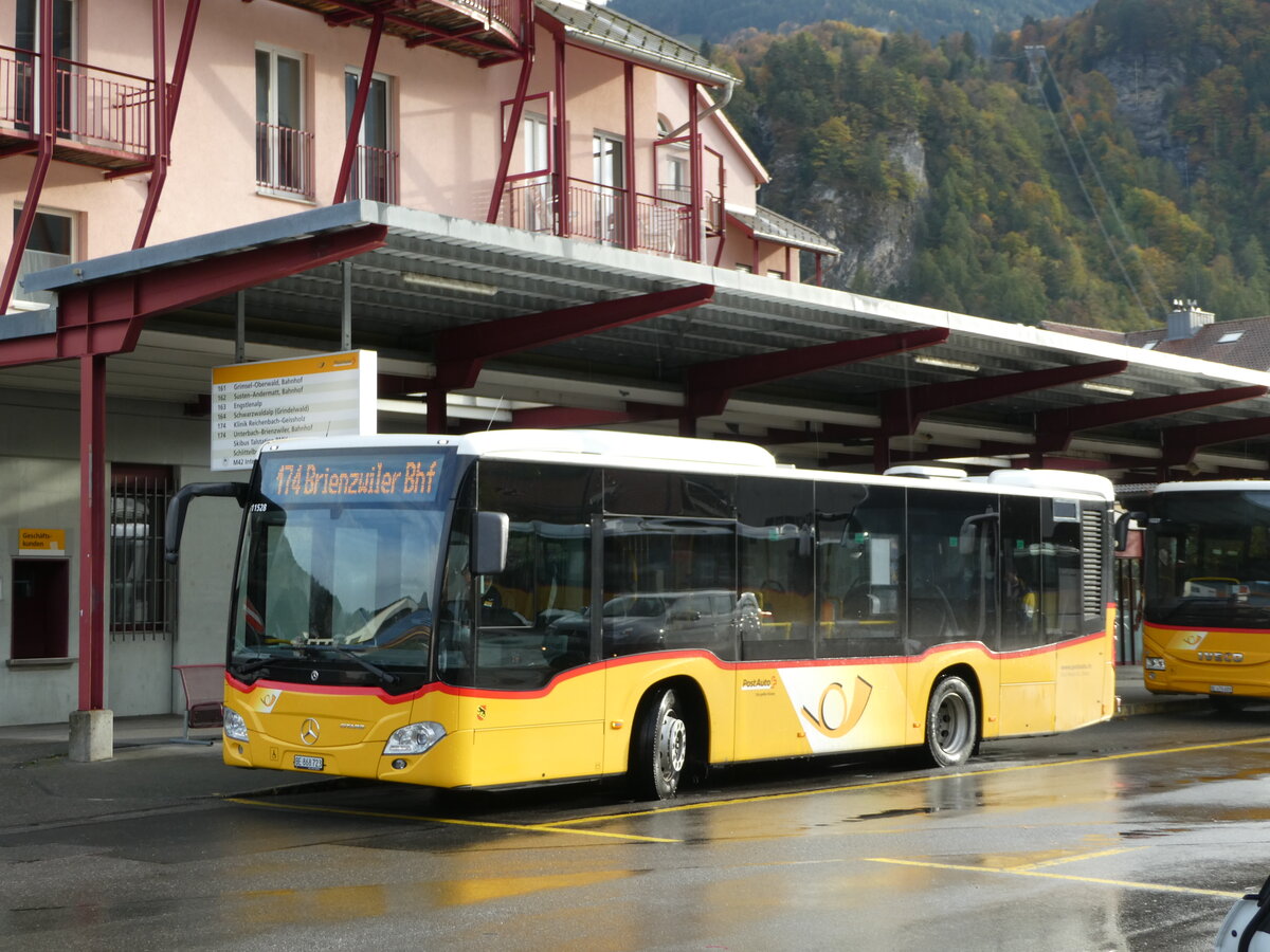 (241'697) - Fl�ck, Brienz - Nr. 23/BE 868'723 - Mercedes am 22. Oktober 2022 in Meiringen, Postautostation