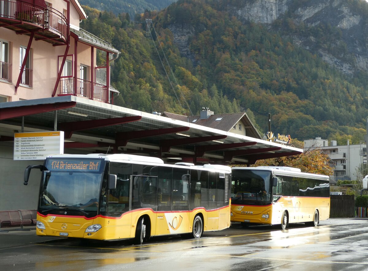 (241'698) - Fl�ck, Brienz - Nr. 23/BE 868'723 - Mercedes am 22. Oktober 2022 in Meiringen, Postautostation