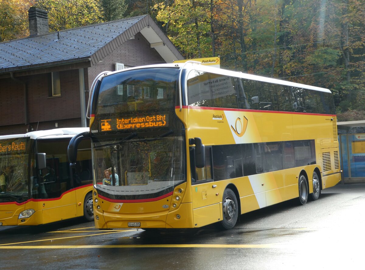 (241'714) - PostAuto Ostschweiz - SG 445'305 - Alexander Dennis (ex AR 45'267) am 22. Oktober 2022 auf dem Br�nigpass