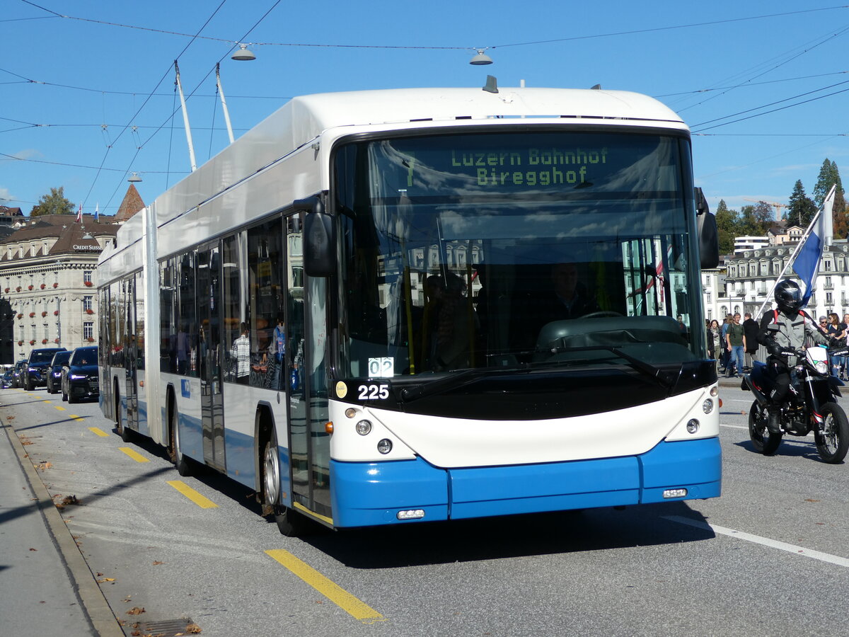(241'748) - VBL Luzern - Nr. 225 - Hess/Hess Gelenktrolleybus am 22. Oktober 2022 in Luzern, Bahnhofbr�cke