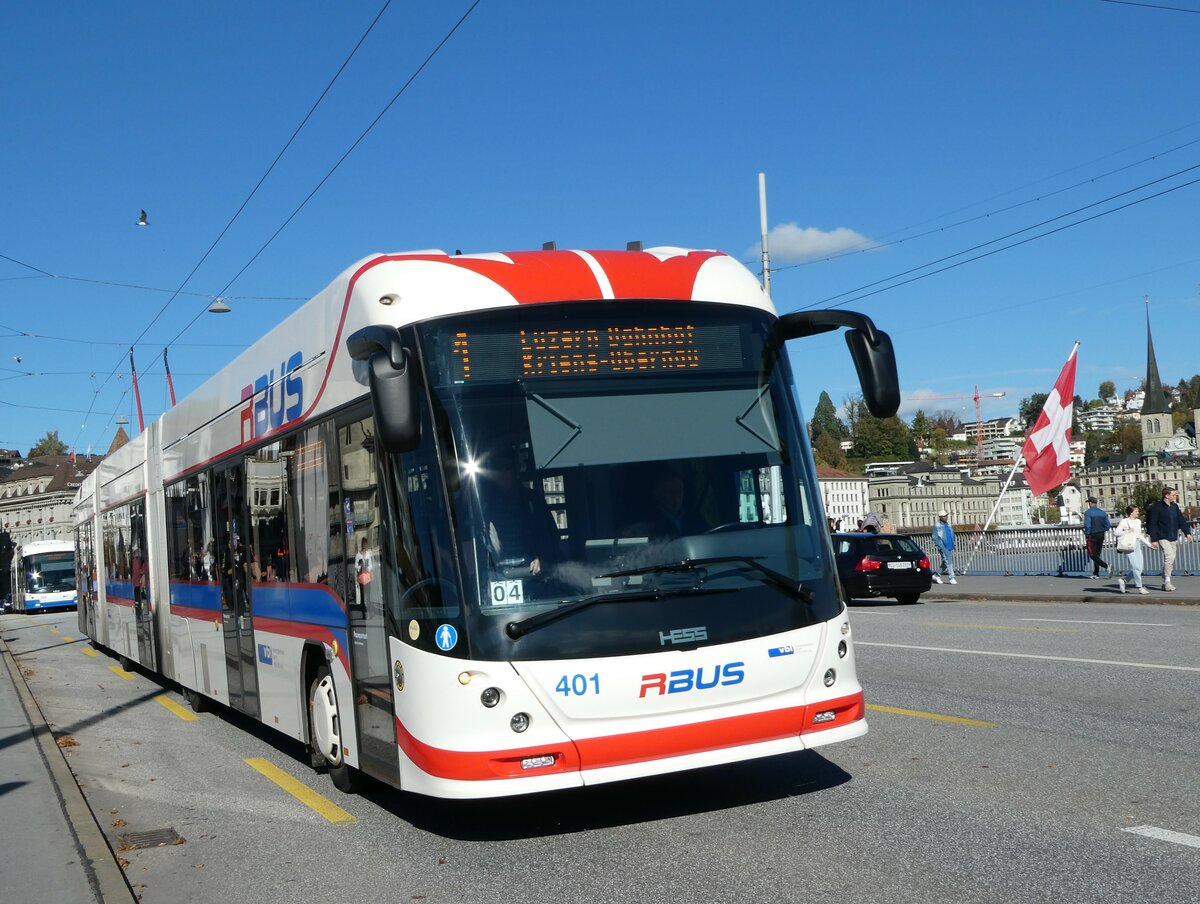 (241'752) - VBL Luzern - Nr. 401 - Hess/Hess Doppelgelenktrolleybus am 22. Oktober 2022 in Luzern, Bahnhofbr�cke