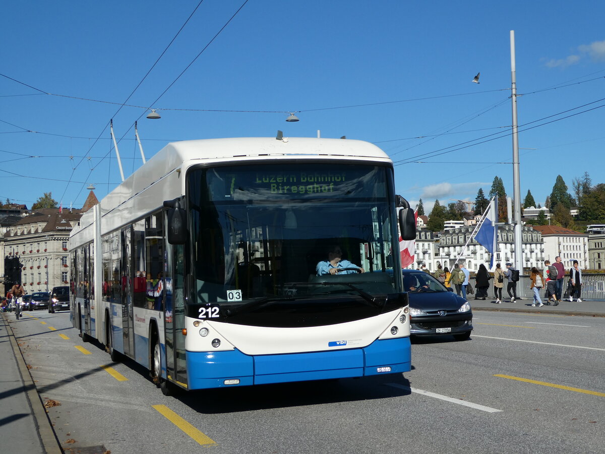 (241'756) - VBL Luzern - Nr. 212 - Hess/Hess Gelenktrolleybus am 22. Oktober 2022 in Luzern, Bahnhofbr�cke