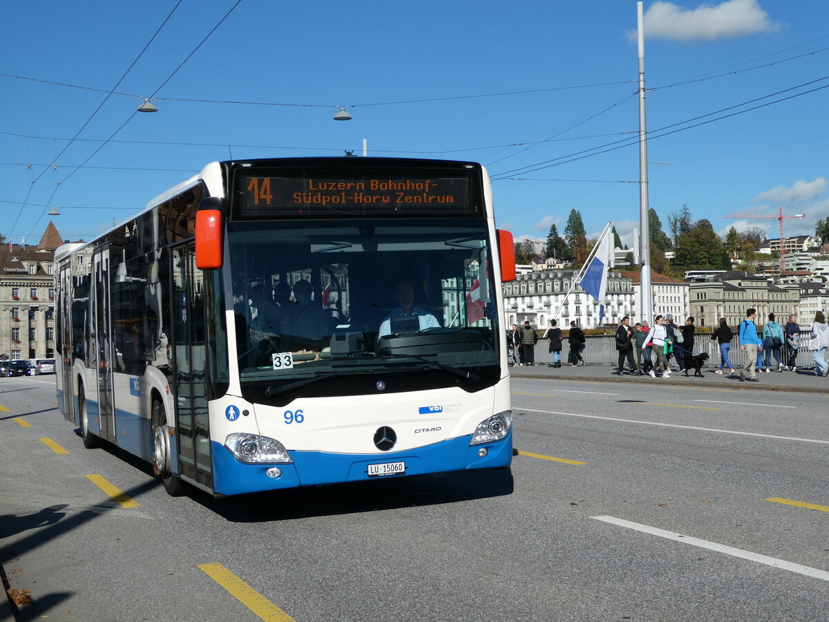 (241'765) - VBL Luzern - Nr. 96/LU 15'060 - Mercedes am 22. Oktober 2022 in Luzern, Bahnhofbr�cke