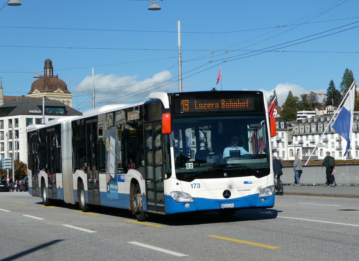 (241'767) - VBL Luzern - Nr. 173/LU 249'486 - Mercedes am 22. Oktober 2022 in Luzern, Bahnhofbr�cke