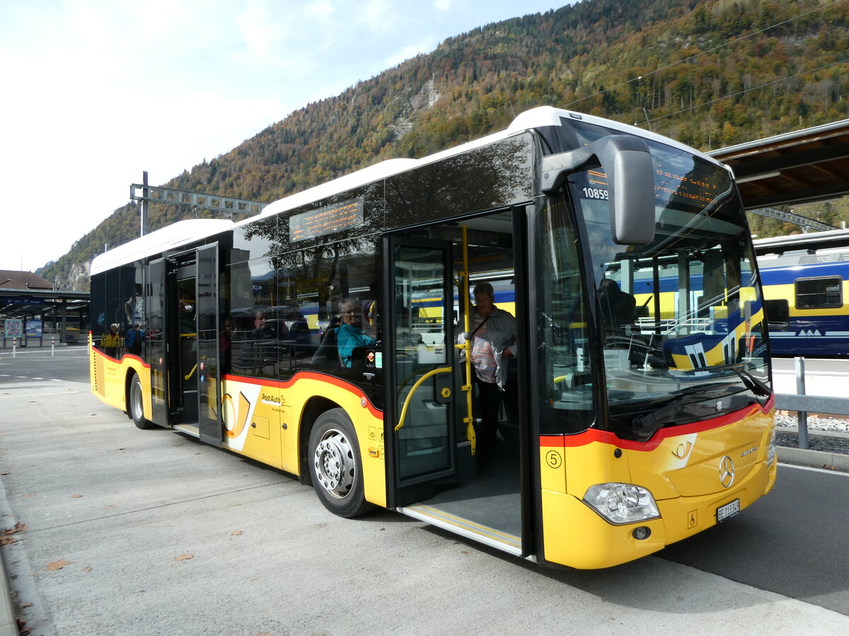 (241'801) - Fl�ck, Brienz - Nr. 5/BE 113'349 - Mercedes am 23. Oktober 2022 beim Bahnhof Interlaken Ost