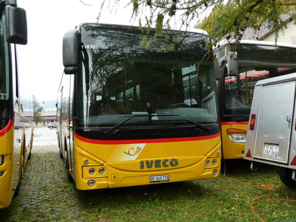 (241'819) - Fl�ck, Brienz - Nr. 28/BE 868'728 - Iveco am 24. Oktober 2022 in Meiringen, Postgarage