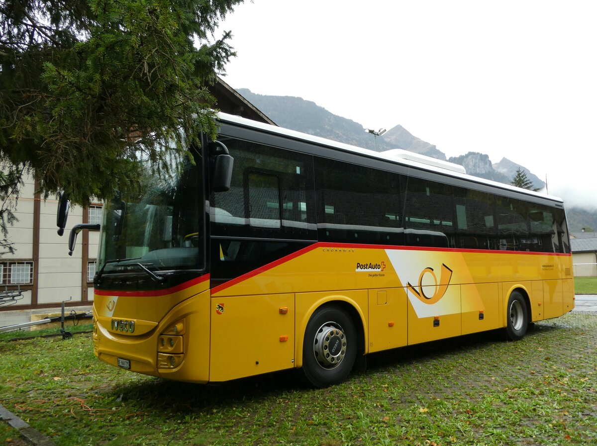 (241'821) - Fl�ck, Brienz - Nr. 25/BE 868'725 - Iveco am 24. Oktober 2022 in Meiringen, Postgarage