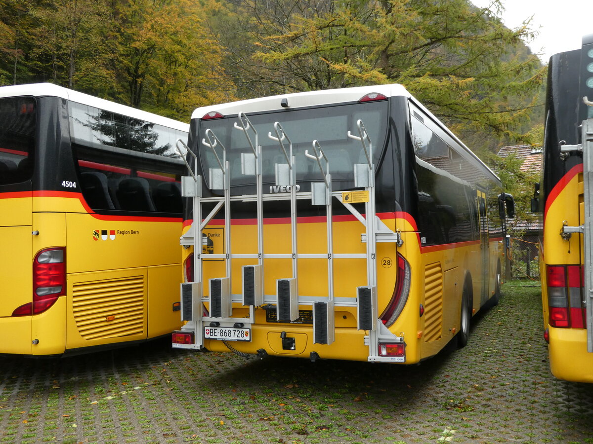 (241'823) - Fl�ck, Brienz - Nr. 28/BE 868'728 - Iveco am 24. Oktober 2022 in Meiringen, Postgarage