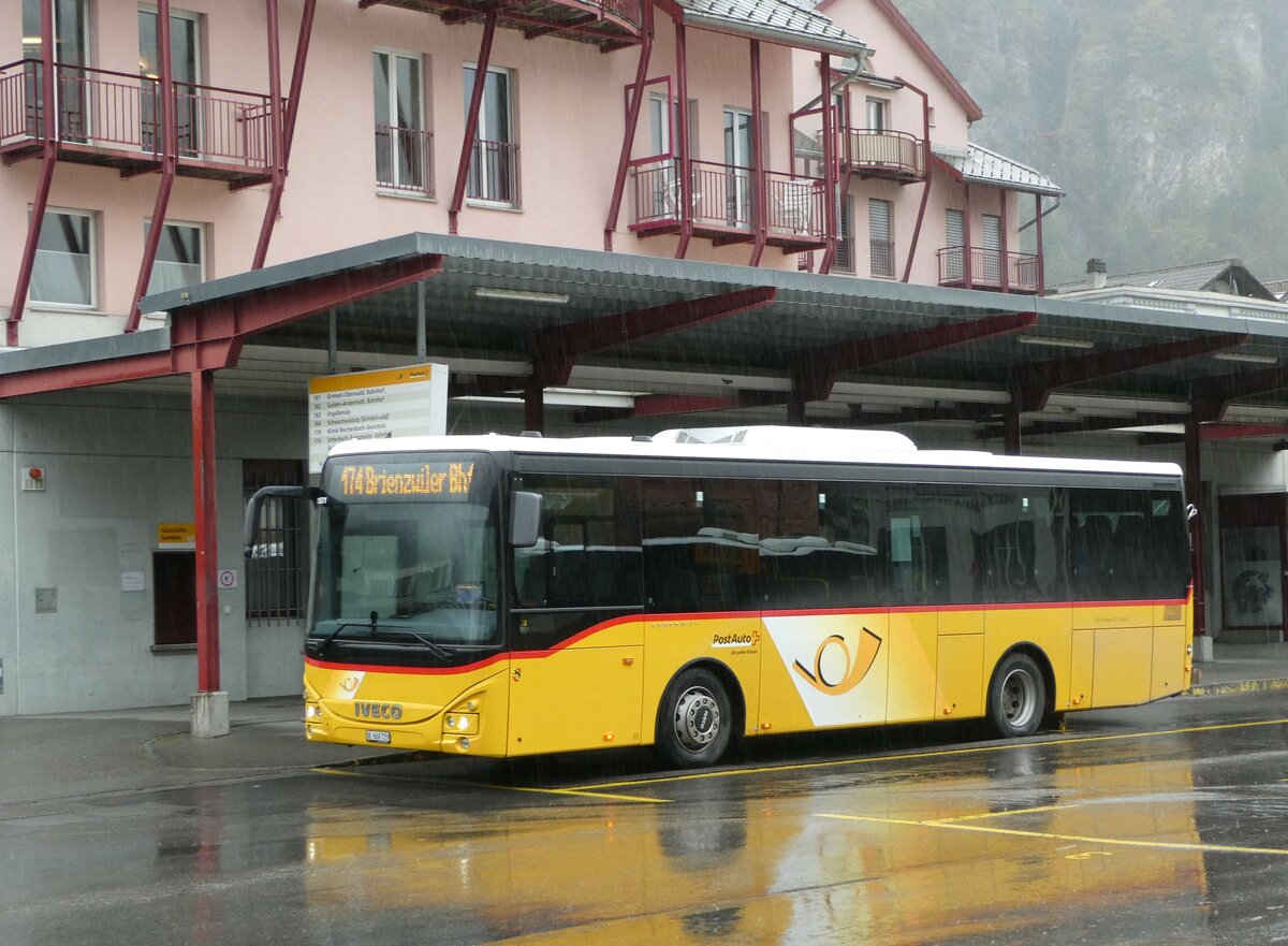 (241'838) - Fl�ck, Brienz - Nr. 29/BE 868'729 - Iveco am 24. Oktober 2022 in Meiringen, Postautostation