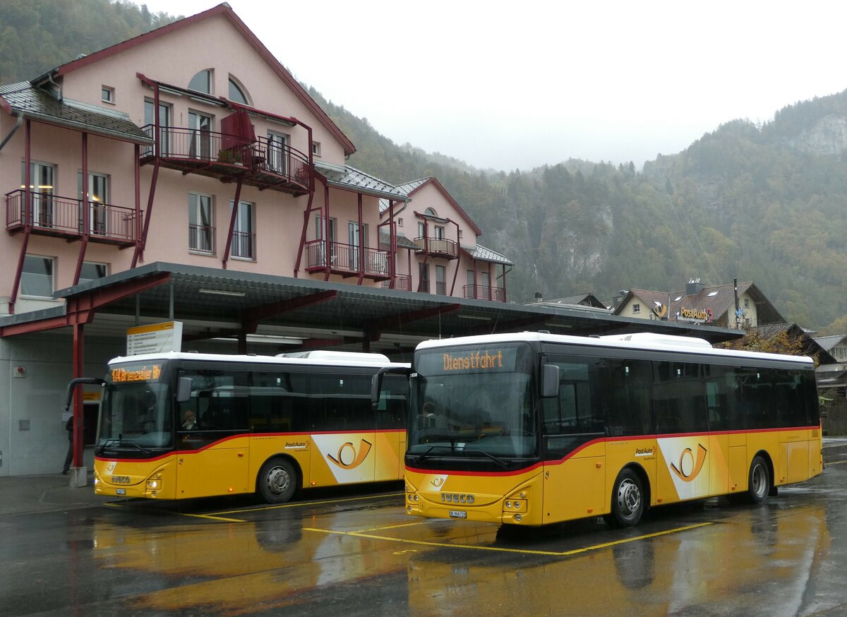 (241'841) - Fl�ck, Brienz - Nr. 29/BE 868'729 + Nr. 28/BE 868'728 - Iveco am 24. Oktober 2022 in Meiringen, Postautostation