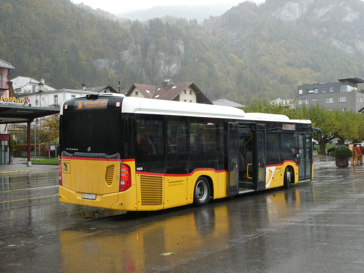 (241'842) - Fl�ck, Brienz - Nr. 4/BE 517'311 - Mercedes am 24. Oktober 2022 beim Bahnhof Meiringen