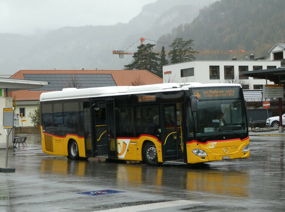 (241'843) - Fl�ck, Brienz - Nr. 4/BE 517'311 - Mercedes am 24. Oktober 2022 beim Bahnhof Meiringen