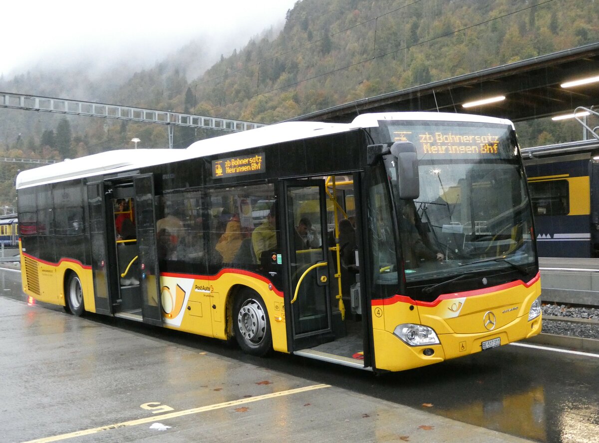 (241'845) - Fl�ck, Brienz - Nr. 4/BE 517'311 - Mercedes am 24. Oktober 2022 beim Bahnhof Interlaken Ost