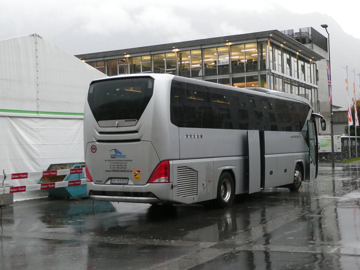 (241'846) - Aus der Slowakei: Vnenc�kbus, Spissk� Bel� - KK-888DB - Neoplan am 24. Oktober 2022 beim Bahnhof Interlaken Ost