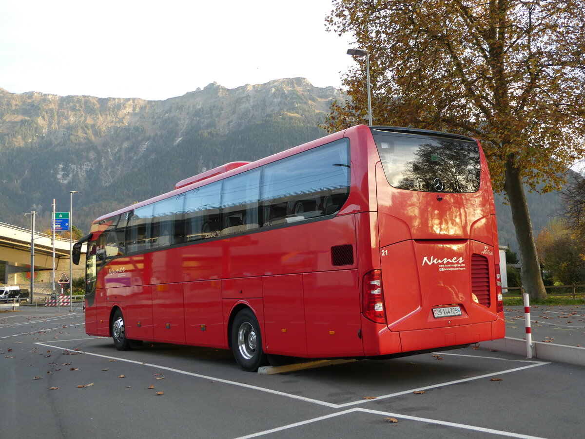 (242'070) - Nunes, Z�rich - Nr. 21/ZH 144'725 - Mercedes am 21. Oktober 2022 beim Bahnhof Interlaken Ost