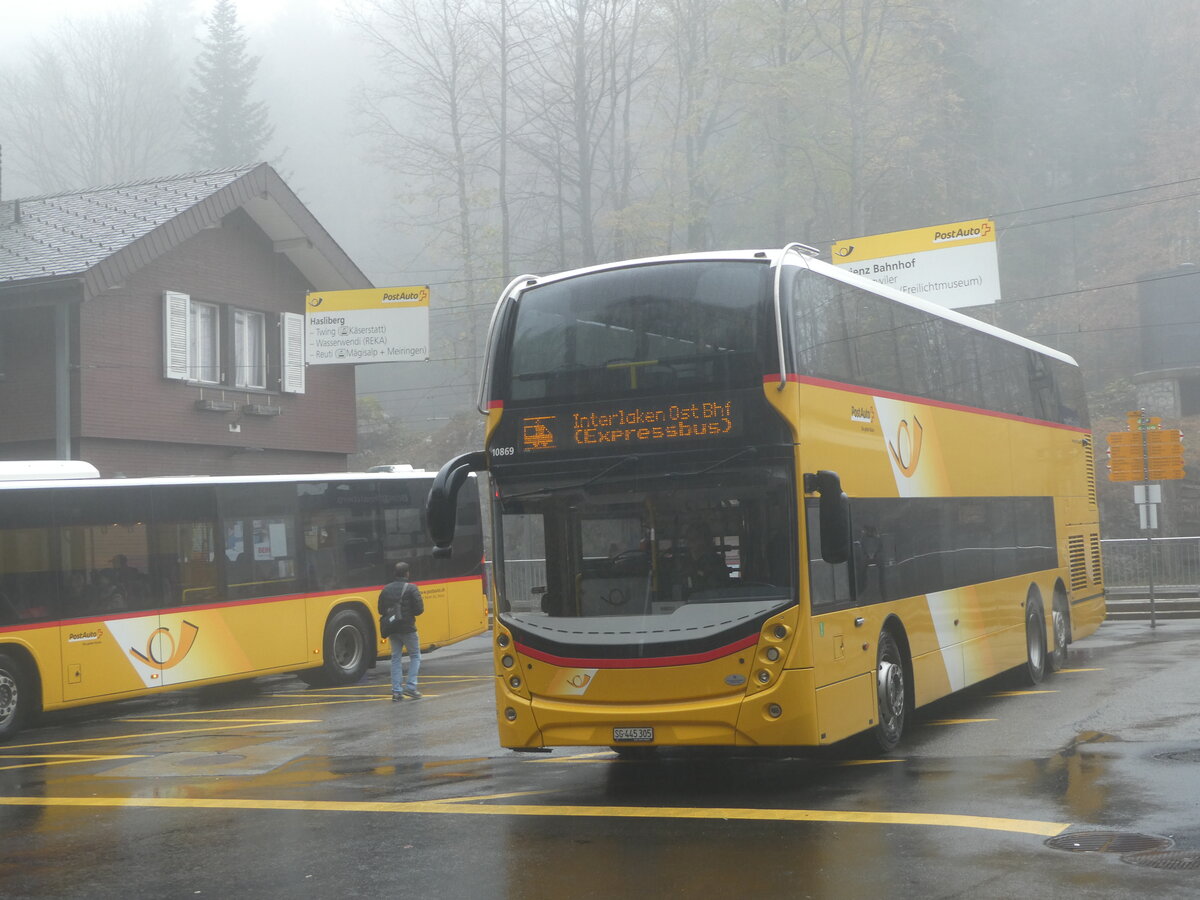(242'162) - PostAuto Ostschweiz - SG 445'305 - Alexander Dennis (ex AR 45'267) am 5. November 2022 auf dem Br�nigpass