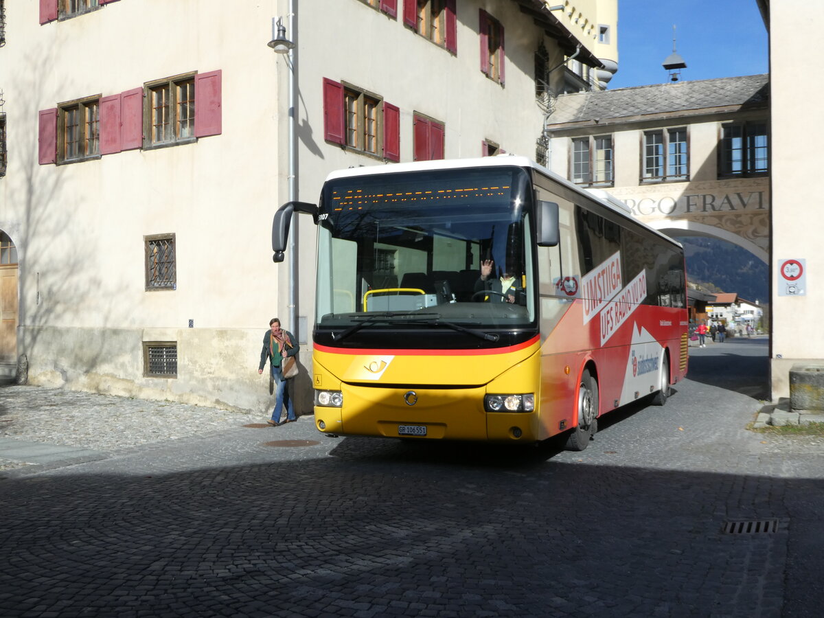 (242'283) - PostAuto Graub�nden - GR 106'551 - Irisbus am 8. November 2022 in Andeer, Hotel Fravi