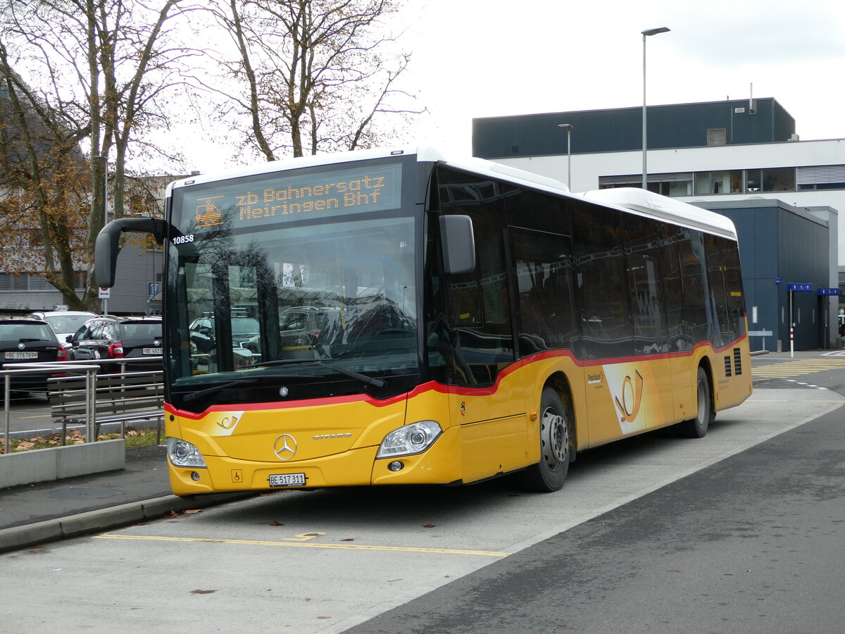(243'085) - Fl�ck, Brienz - Nr. 4/BE 517'311 - Mercedes am 22. November 2022 beim Bahnhof Interlaken Ost