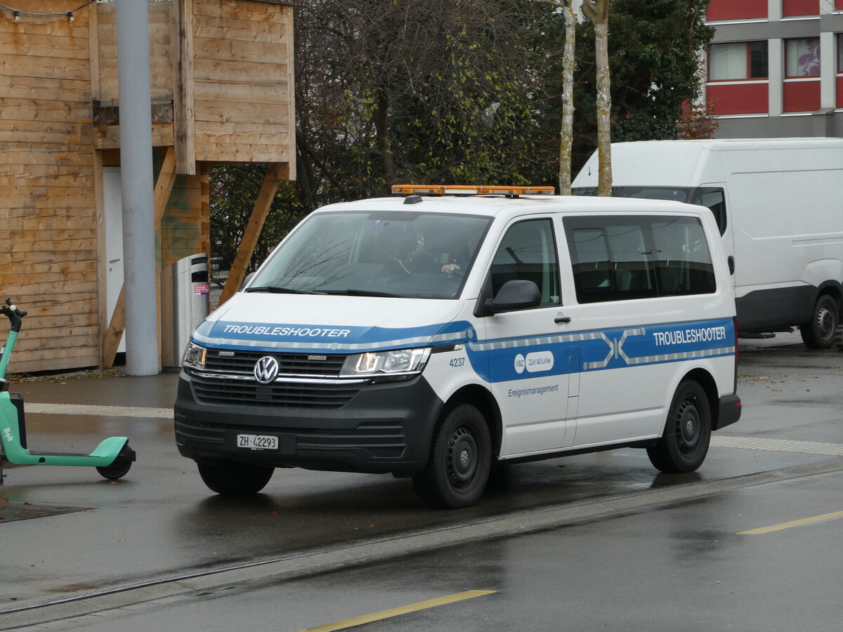 (243'506) - VBZ Z�rich - Nr. 4237/ZH 42'293 - VW am 7. Dezember 2022 beim Bahnhof Z�rich Oerlikon