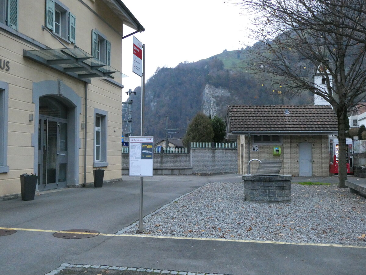 (243'565) - Noch PostAuto/Zuk�nftige AAGS-Haltestelle am 7. Dezember 2022 beim Bahnhof Sisikon
