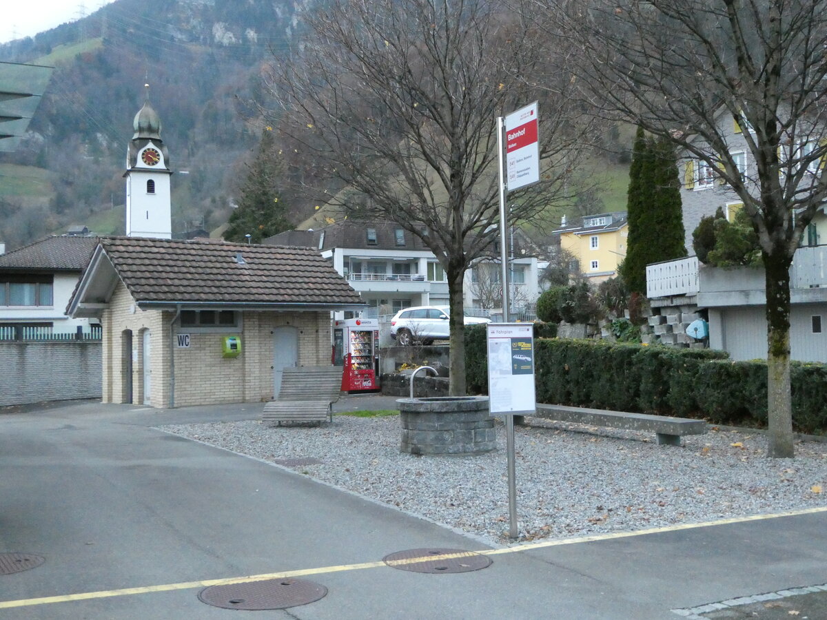 (243'566) - Noch PostAuto/Zuk�nftige AAGS-Haltestelle am 7. Dezember 2022 beim Bahnhof Sisikon