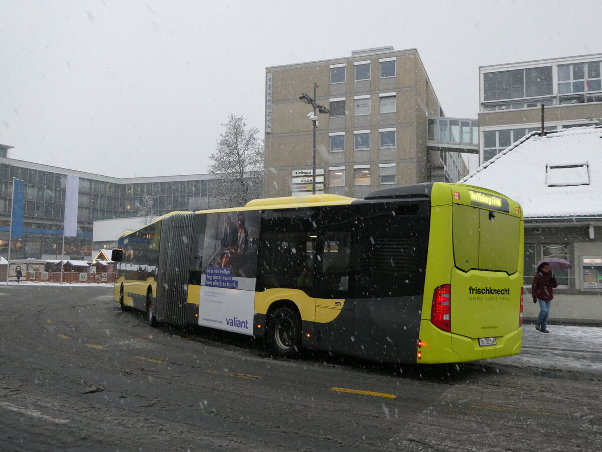 (243'676) - STI Thun - Nr. 168/BE 752'168 - Mercedes am 9. Dezember 2022 beim Bahnhof Thun