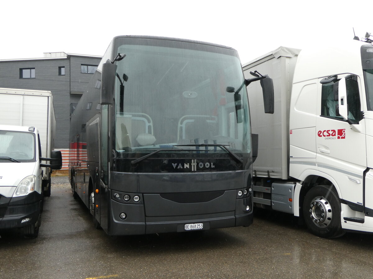 (243'711) - Van Hool, Bern - BE 868'253 - Van Hool (ex Gen�ve-Tours, Gen�ve) am 10. Dezember 2022 in Schmerikon, Thomann