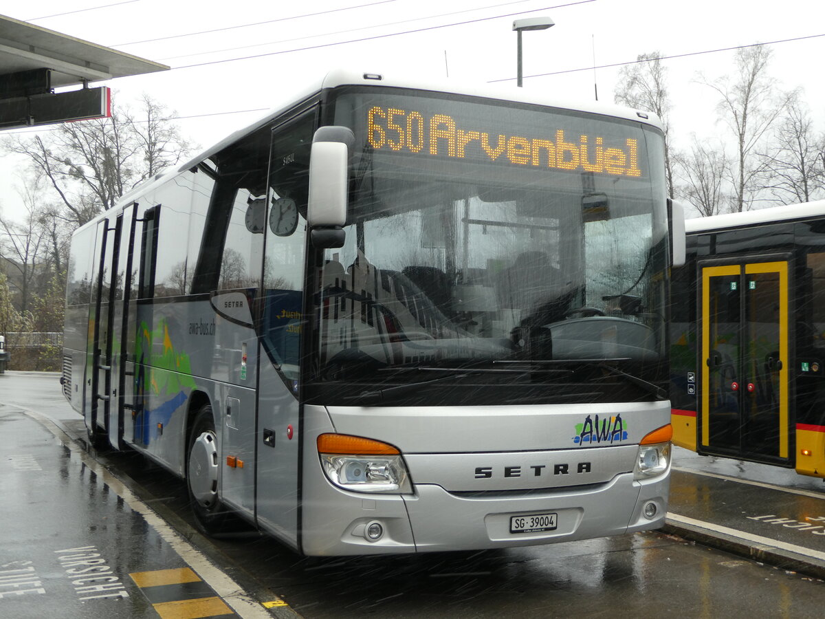 (243'715) - AWA Amden - Nr. 4/SG 39'004 - Setra am 10. Dezember 2022 beim Bahnhof Ziegelbr�cke