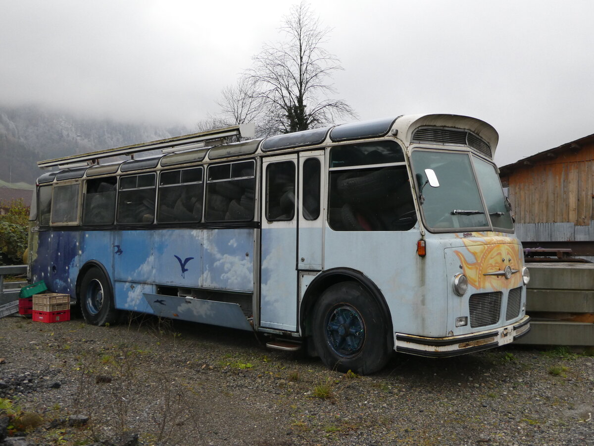 (243'724) - Frey, Wangen b.D. - FBW/Eggli (ex Fl�ck, Utzenstorf; ex Fl�ck, Schinznach Bad; ex Heinecken Vereinsbus, Turtig; ex van Dyck, Brig; ex P 24'152) am 10. Dezember 2022 in N�fels, Industrie