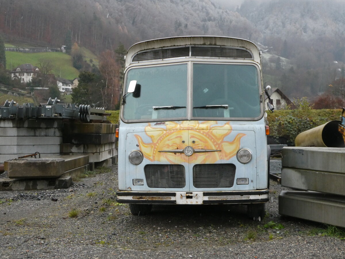 (243'725) - Frey, Wangen b.D. - FBW/Eggli (ex Fl�ck, Utzenstorf; ex Fl�ck, Schinznach Bad; ex Heinecken Vereinsbus, Turtig; ex van Dyck, Brig; ex P 24'152) am 10. Dezember 2022 in N�fels, Industrie