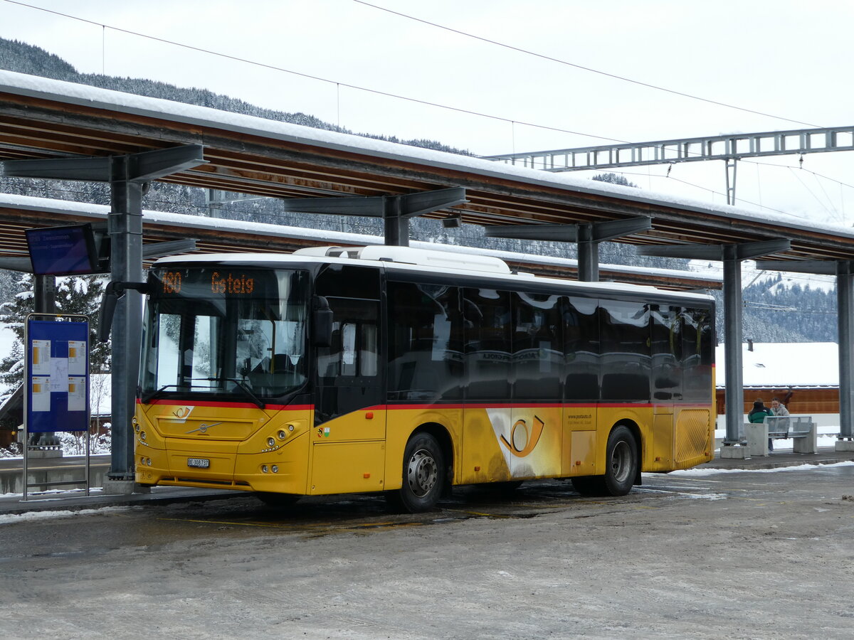 (243'854) - K�bli, Gstaad - BE 308'737 - Volvo am 13. Dezember 2022 beim Bahnhof Gstaad