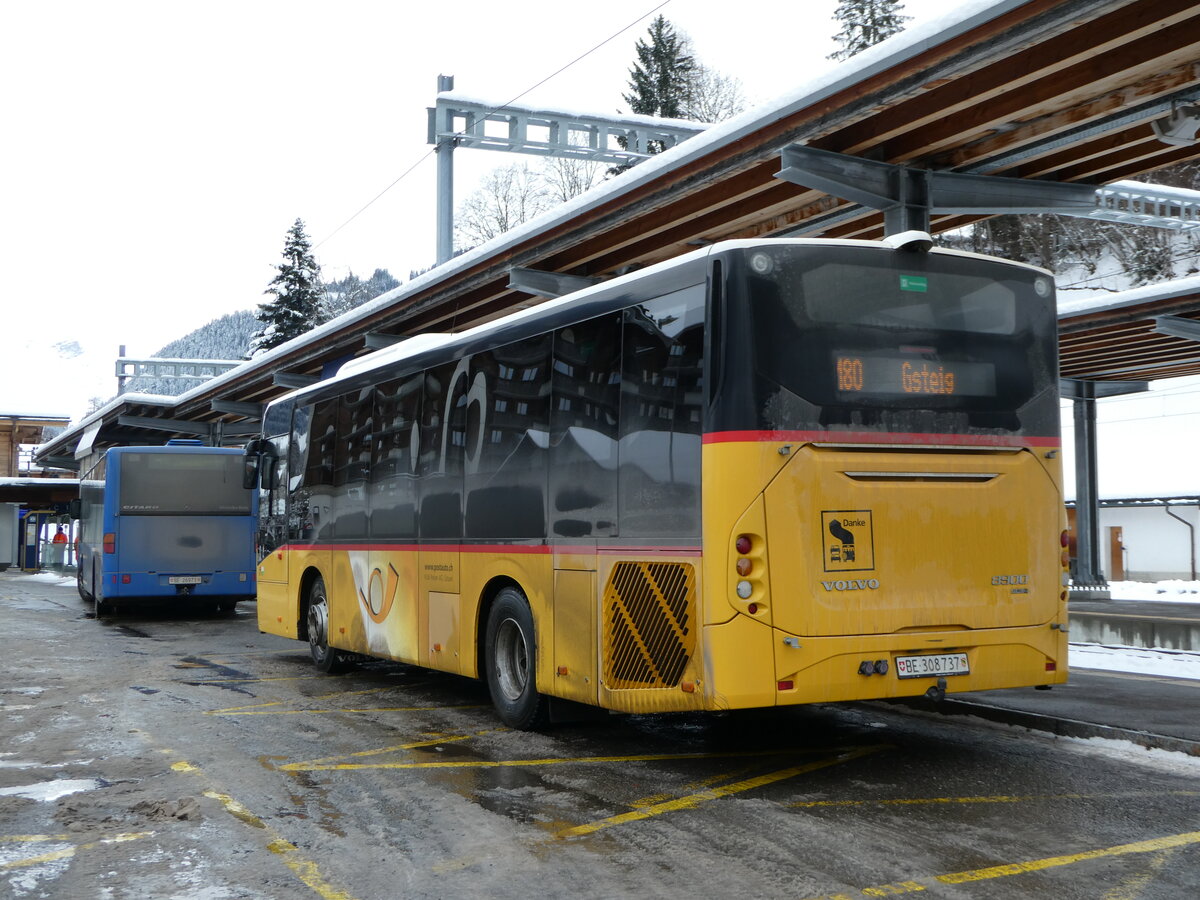 (243'857) - K�bli, Gstaad - BE 308'737 - Volvo am 13. Dezember 2022 beim Bahnhof Gstaad