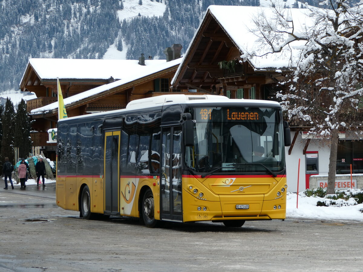 (243'860) - K�bli, Gstaad - BE 671'405 - Volvo (ex BE 21'779) am 13. Dezember 2022 beim Bahnhof Gstaad